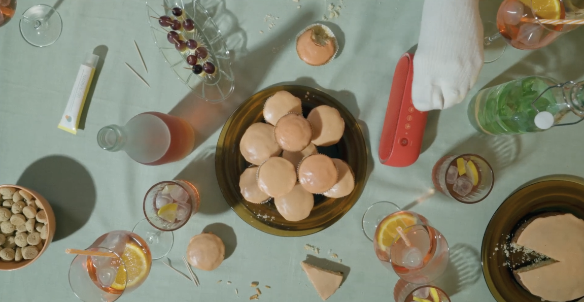 Filmstill Nähe Kommt von Nähen